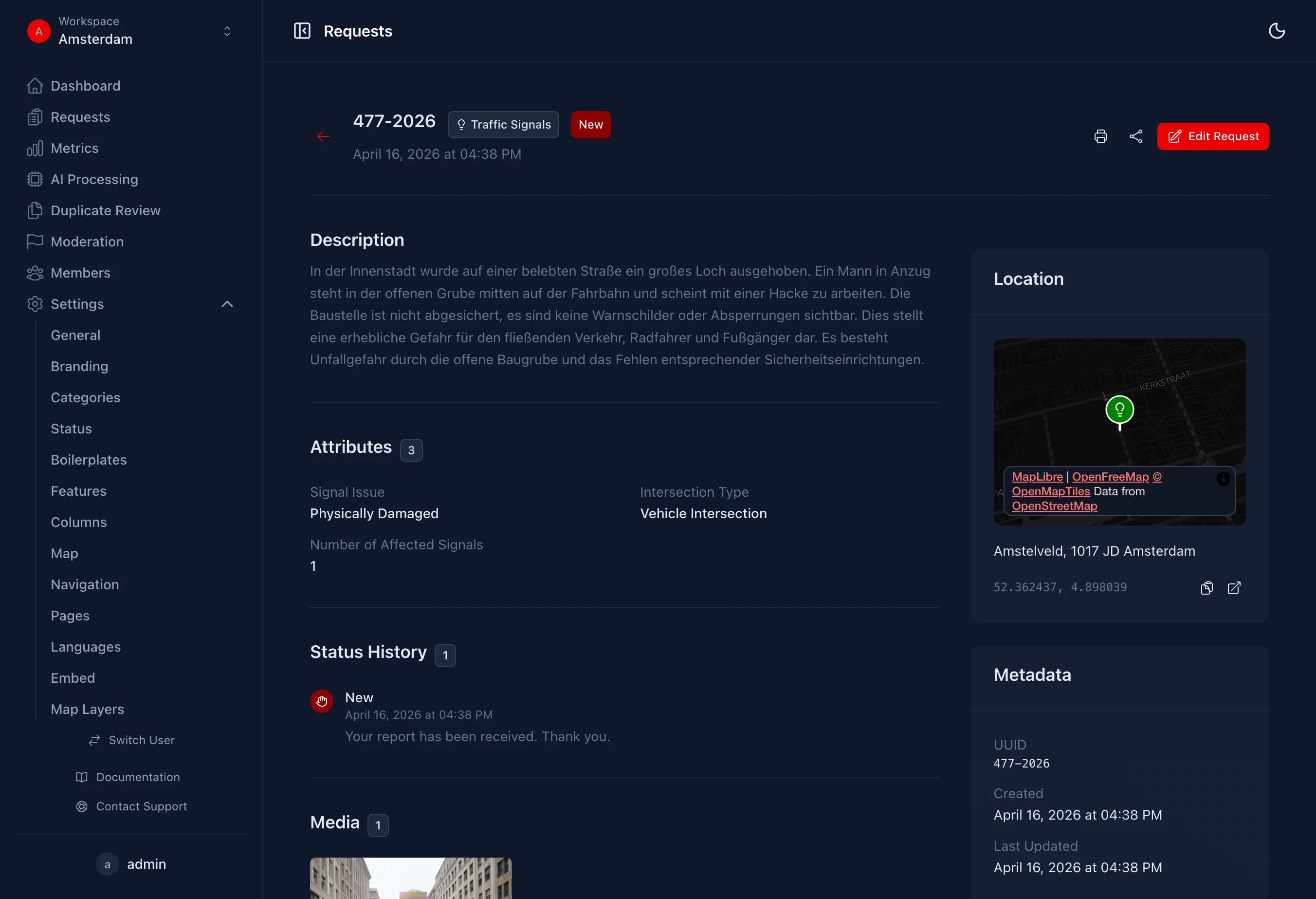 Vista de detalle con descripcion generada por IA y atributos extraidos